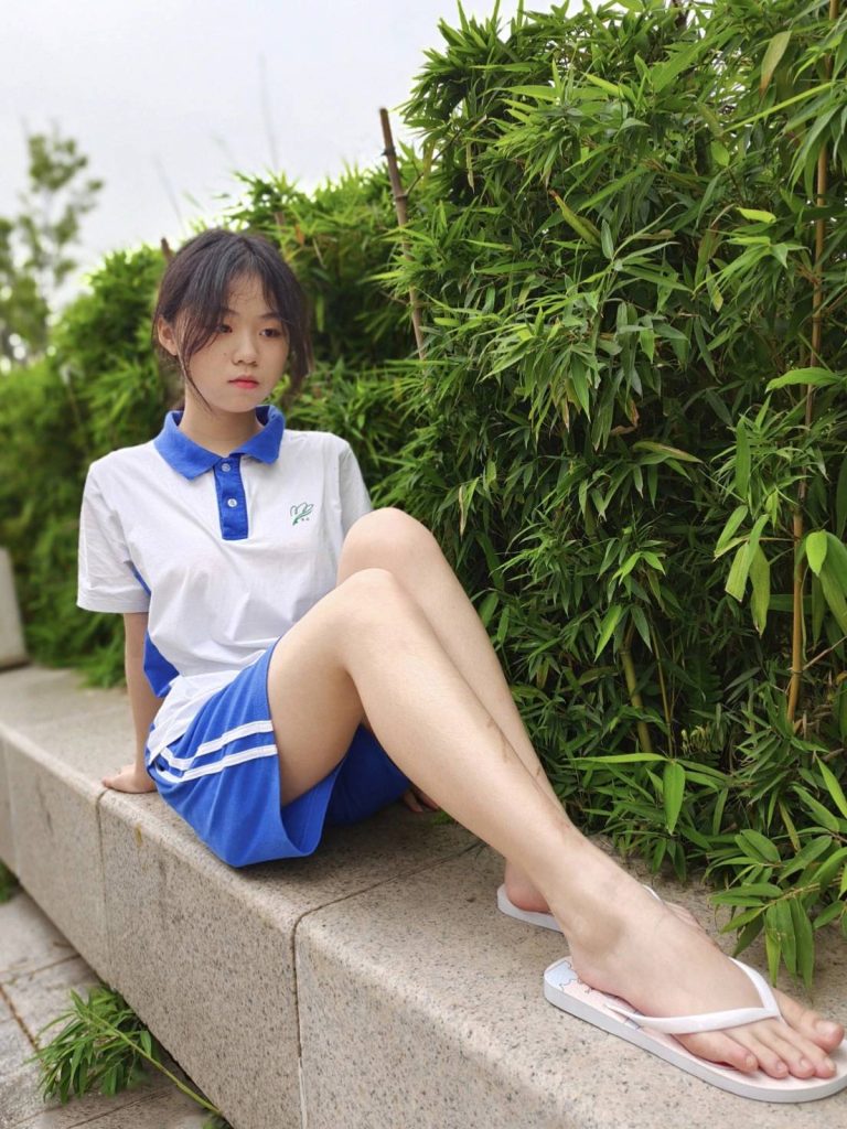 图片[1]-蓝白校服少女，清新又灵动-美图馆