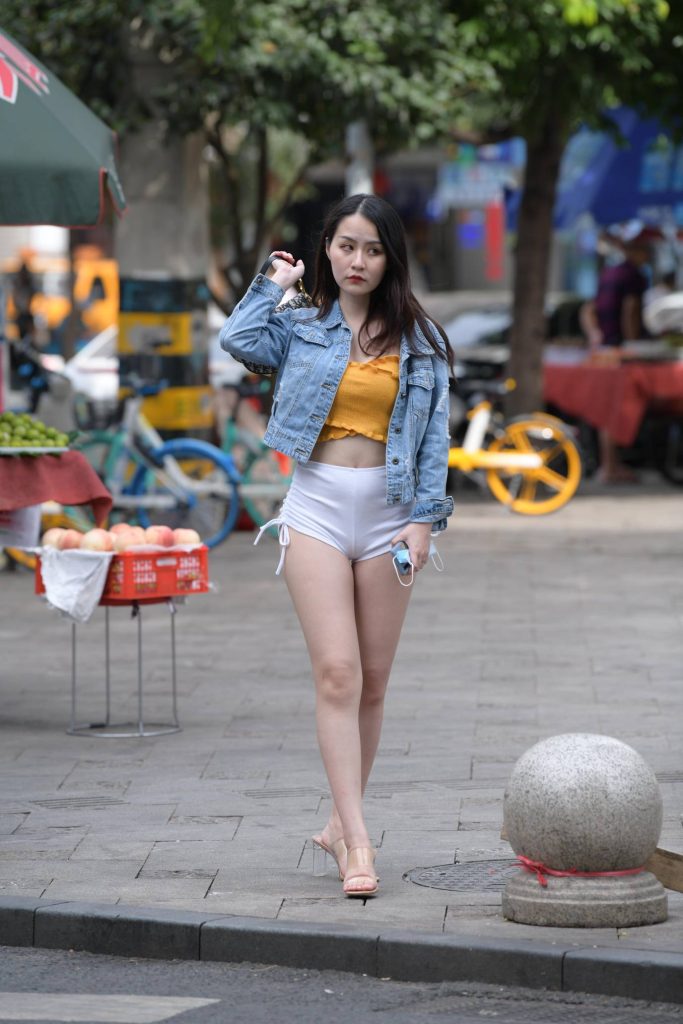 图片[1]-穿牛仔外套配黄色短上衣的街拍美女，元气又吸睛-美图馆