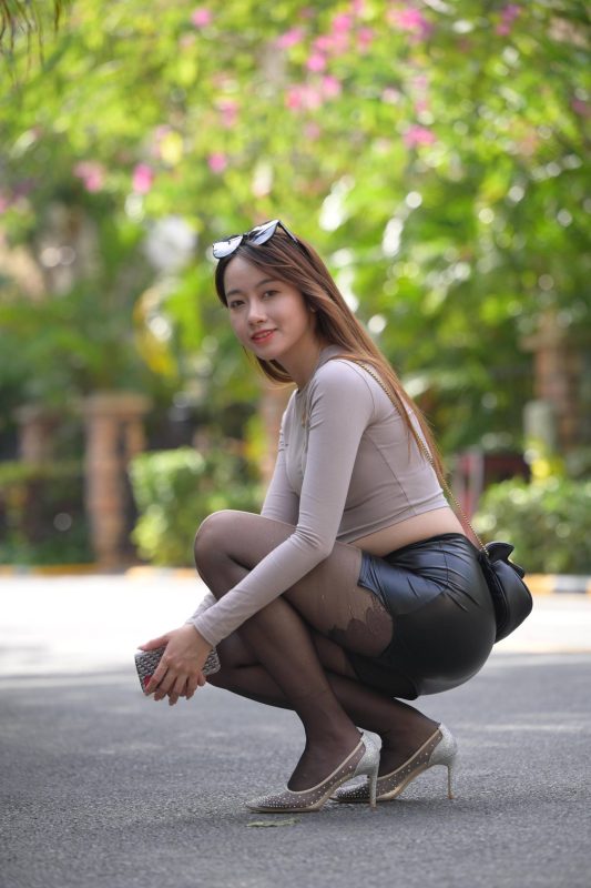 皮裙黑丝辣妹，氛围感直接拉满-美图馆