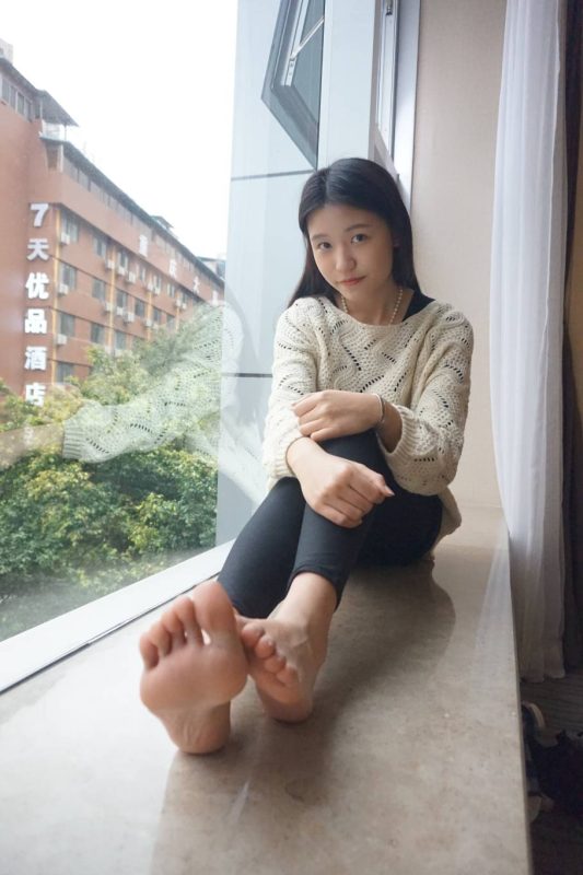 米白毛衣格子袜少女，温柔又治愈。-美图馆