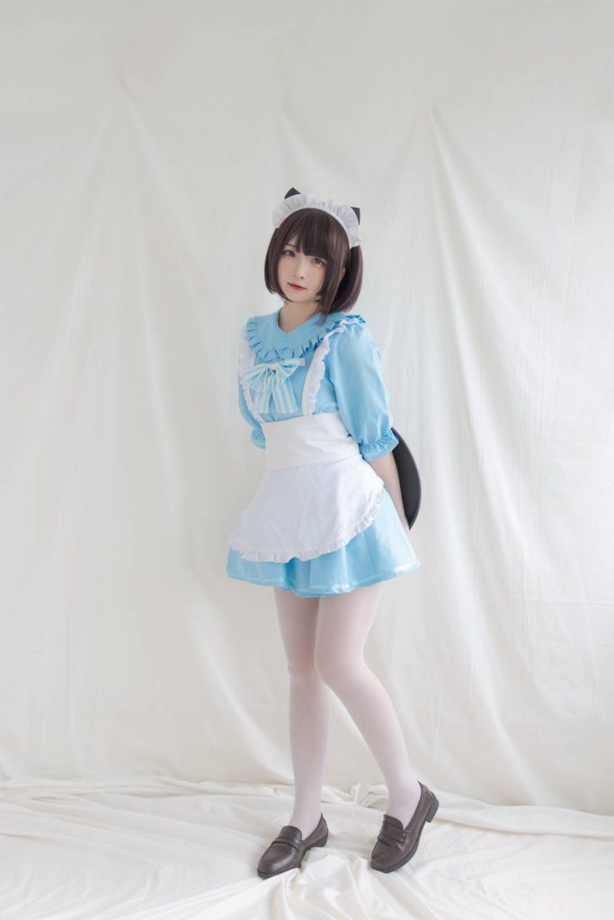 图片[1]-蓝白女仆装少女，软萌可爱超戳心。-美图馆
