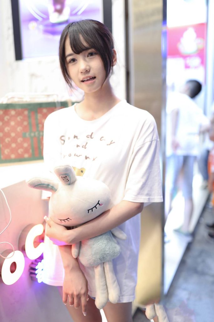 图片[1]-白T牛仔短裤少女，休闲随性又清甜。-美图馆