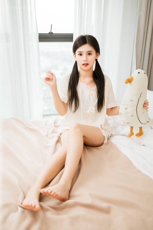 米白睡衣双马尾少女，软萌又治愈。-美图馆