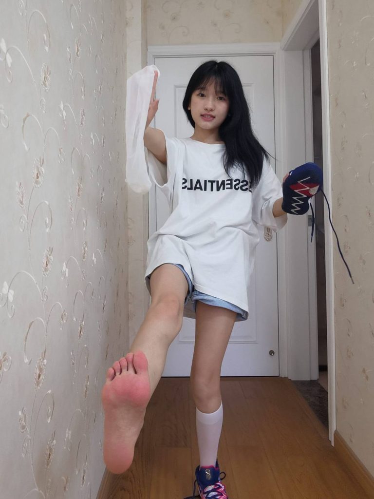 图片[1]-白T牛仔短裤少女，元气又俏皮。-美图馆